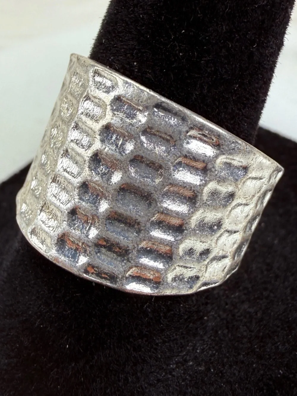 Beautiful Silvertone hammered size 7 3/4 ring